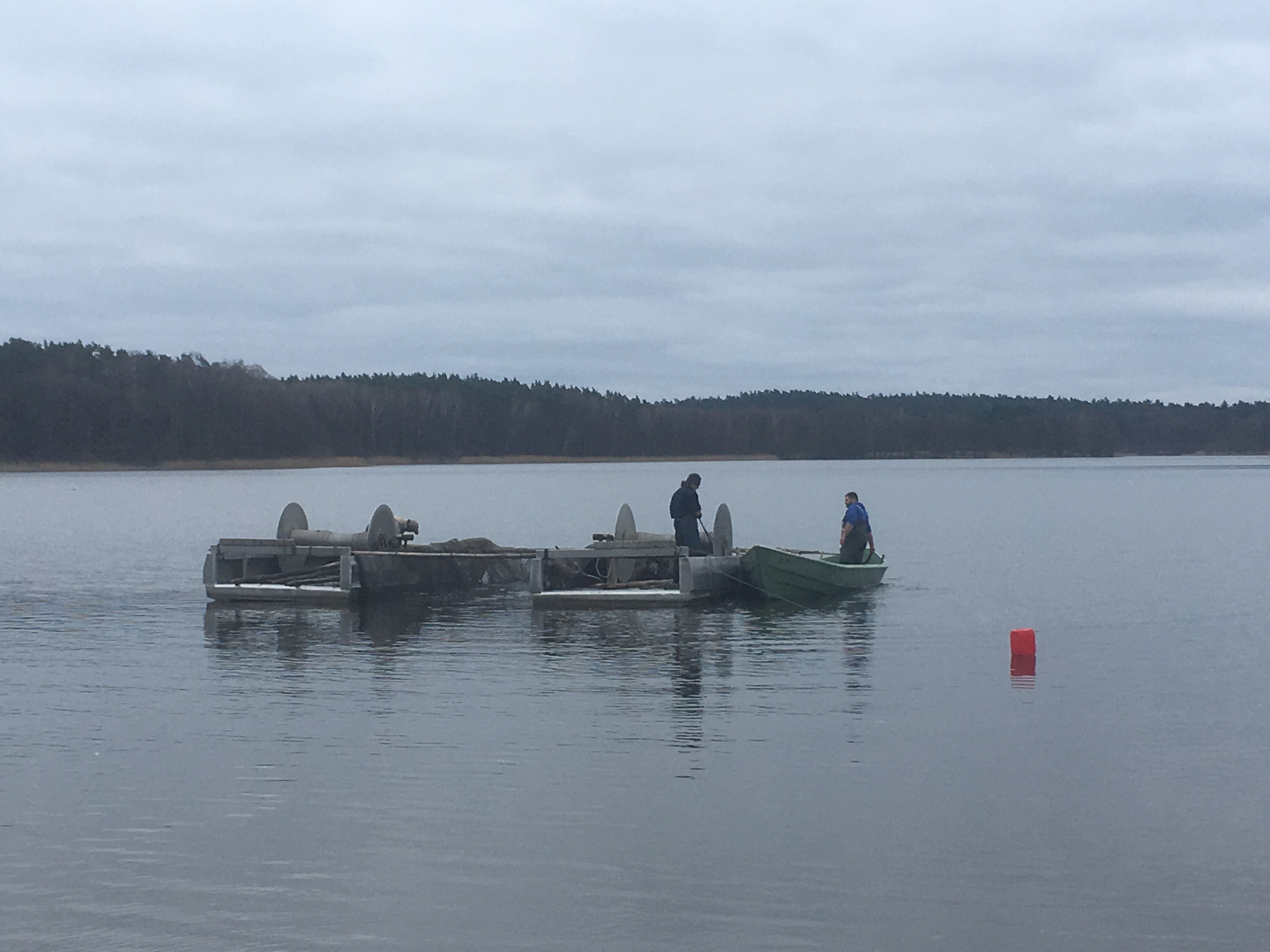 Fischer bei der Arbeit auf einer Plattform